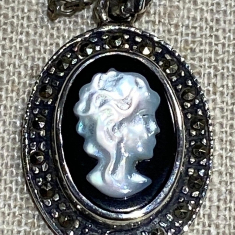 Cameo pendant
